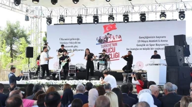 Gaziantep'teki 200 öğretmenden duygusal 19 Mayıs zeybek gösterisi