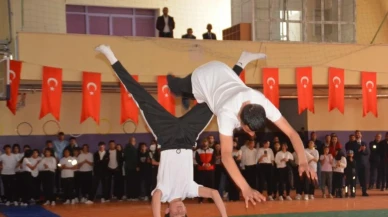 Sarıkamış'ta 19 Mayıs coşkusu: Gençler, protokol ve halk bir arada kutladı