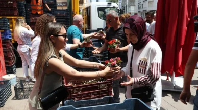 Antalya Büyükşehir Belediyesi'nden Anneler Günü'nde 25 bin çiçekle duygusal jest