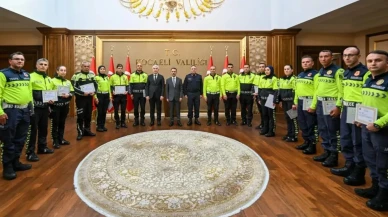 Kocaeli Valisi Aktaş, trafik personeline başarı belgelerini takdim etti