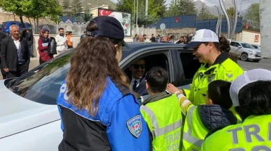 Hakkari'de Engelliler Haftası'na özel trafik bilinci eğitimi! Öğrencilere güvenli yollar anlatıldı