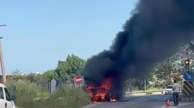 Kuşadası'nda yangın paniği: Seyir halindeki kamyonet alev alev yandı