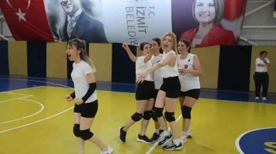 Anneler Günü'nde heyecan doruktaydı! İzmit Belediyespor ve Kadın Gücü şampiyonluk yaşadı