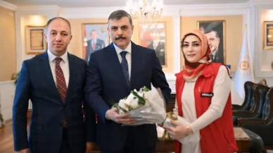 Gençlik Haftası'nda anlamlı ziyaret: Vali Çiftçi'ye çiçek takdimi