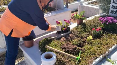 Eskişehir'de Anneler Günü'nde anlamlı vefa: Mezarlıklara fidan dikimi gerçekleşti