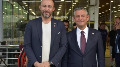 CHP Genel Başkanı Özgür Özel, Aydın'da coğrafi işaretli çöp şişi tadarken vatandaşlarla buluştu