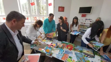 Ankaralı eğitimcilerden depremzede çocuklara kitap sevinci: 4 bin kitap dağıtıldı