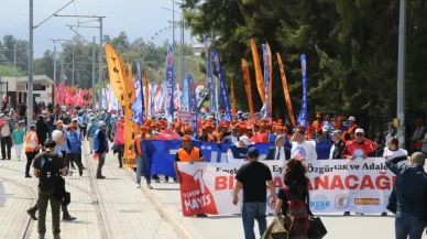 Antalya’da 1 Mayıs coşkuyla kutlandı: Binlerce kişi Konyaaltı varyantlarda bir araya geldi