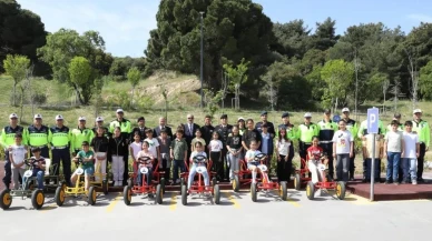 Minikler, trafik kurallarını uzmanlarından öğrendi: Çanakkale Valisi öğrencilerle bir araya geldi