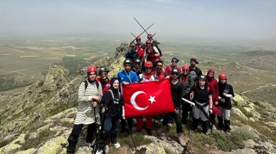 19 Mayıs'ta zirveye tırmandılar! Kırşehir'de dağcılar Davullu Zirvesi'nde buluştu