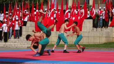 Mersin'de 19 Mayıs coşkuyla kutlandı: Cumhuriyet Meydanı'nda tören düzenlendi