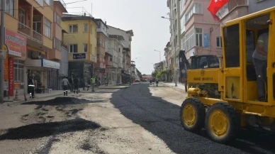 Demirci'de bozuk yollar sıcak asfaltla yenileniyor! Hangi güzergahlar onarılıyor?