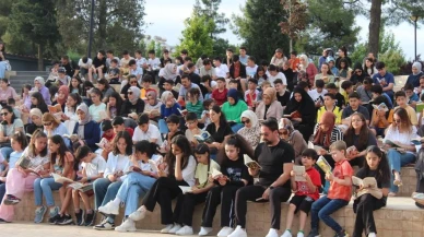 Siirt'te gökyüzü altında kitap molası