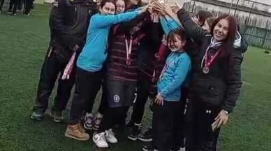 Derince Çınarlı Ortaokulu'nun Küçük Kızlar Hokey Takımı, namağlup şampiyon oldu! Başarı sırları neler?