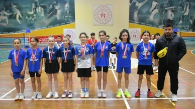 Yunusemre Belediyespor'un genç badmintoncuları, Manisa'da tarihi bir başarıya imza attı: Türkiye Şampiyonası yolunda madalyalarla döndüler!