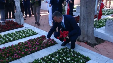 Kocaeli protokolü şehitlikte bayram ziyareti yaptı