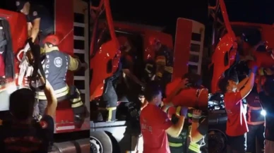 Kartepe'de tır kazasında sürücü kurtarıldı
