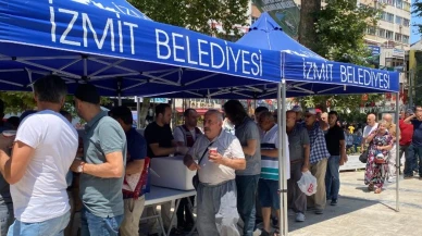 İzmit Belediyesi aşure ikramı yaptı