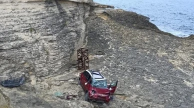 Kandıra’da otomobil Pembe Kayalar’dan uçtu