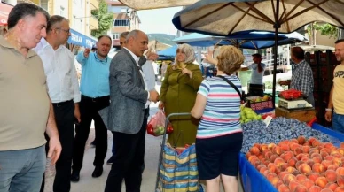 Başkan Söğüt pazarda esnafla sohbet etti