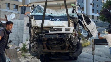 İzmit’te kamyonet bariyerlere çarptı