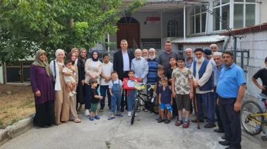 Belediye başkanı minik hayırseveri ödüllendirdi