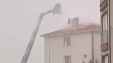 Kocaeli'de sağanak ev çatısını vurdu
