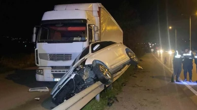 Kocaeli'de otomobil bariyerlerde sürüklendi