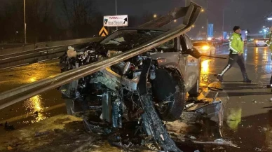 Kocaeli’de ters yöne giren araç bariyerlere çarptı