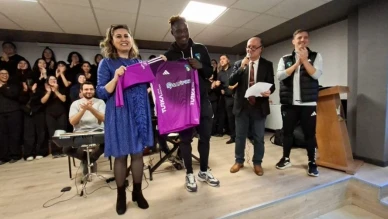 Kocaelispor öğretmenler gününe sürpriz yaptı