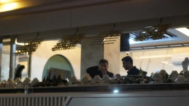 Kuyumcu ziynet eşyalarını topladı