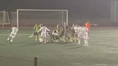 Kocaeli’de futbolcular saha içinde kavga etti