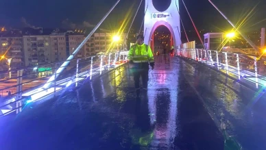 Kocaeli üst geçitlerde buzlanmayı önlüyor