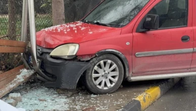 Araç otobüs durağına çarptı