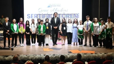 Kartepeli gençler İngilizce tiyatro oyunu sergiledi