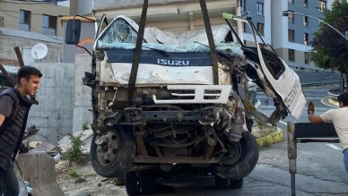 İzmit’te kamyonet bariyerlere çarptı