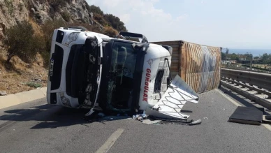 Yağ yüklü TIR devrildi trafik kapandı