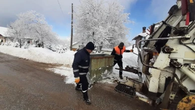 Başiskele'de kış şartlarında temizlik sürüyor