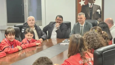 Gölcük yüzücüleri başkanı ziyaret etti