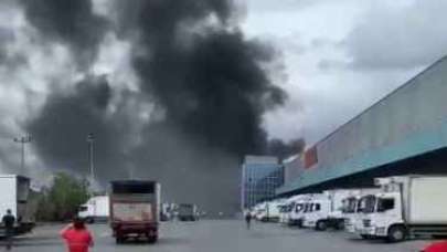 Kocaeli’de Migros deposunda büyük yangın
