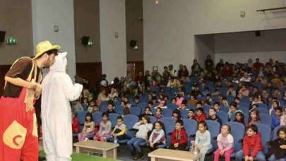 "Pamuk İle Kömür" Adlı Çocuk Tiyatrosu Minikleri Eğlendirdi