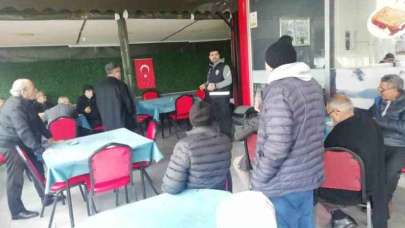 Polisler Denetim İçin Vatandaşları Bilgilendiriyor