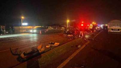 Sakarya’da kamyonla çarpışan otomobil hurdaya döndü: 2 ölü