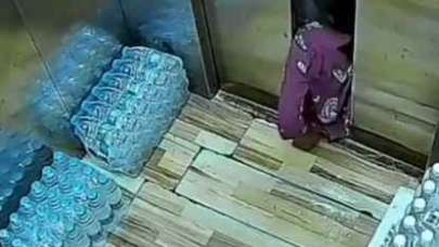 Bu Kadın Ne Yapmaya Çalışıyor? Asansör Boşluğuna Girdi ve  Kapıyı Kapattı