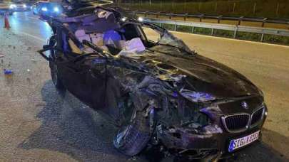 TEM’de tıra çarpan otomobilin tavanı koptu: 1 ölü, 2 yaralı