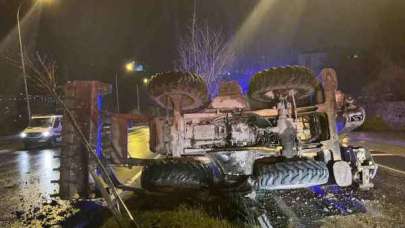 Bariyere çarpan iş makinesi refüje devrildi: 2 yaralı