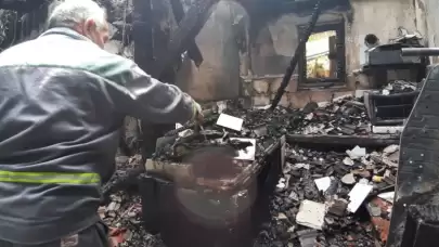 -Bolu'da Yangın Ahşap Evi Kül Etti...
