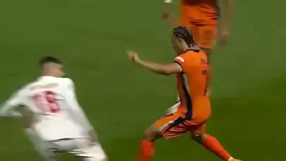 Şok Hakem Skandalı! Mert Müldür'ün Ayağı Neredeyse Kırılıyordu, Hakem Sadece Sarı Kart Verdi!