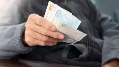 Emekli Maaşlarında Kritik Dönemeç: 8 Bin 17 TL'lik Detayla En Düşük Maaşta Büyük Sürpriz!