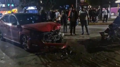 Kartepe'de 2 otomobil kafa kafaya çarpıştı